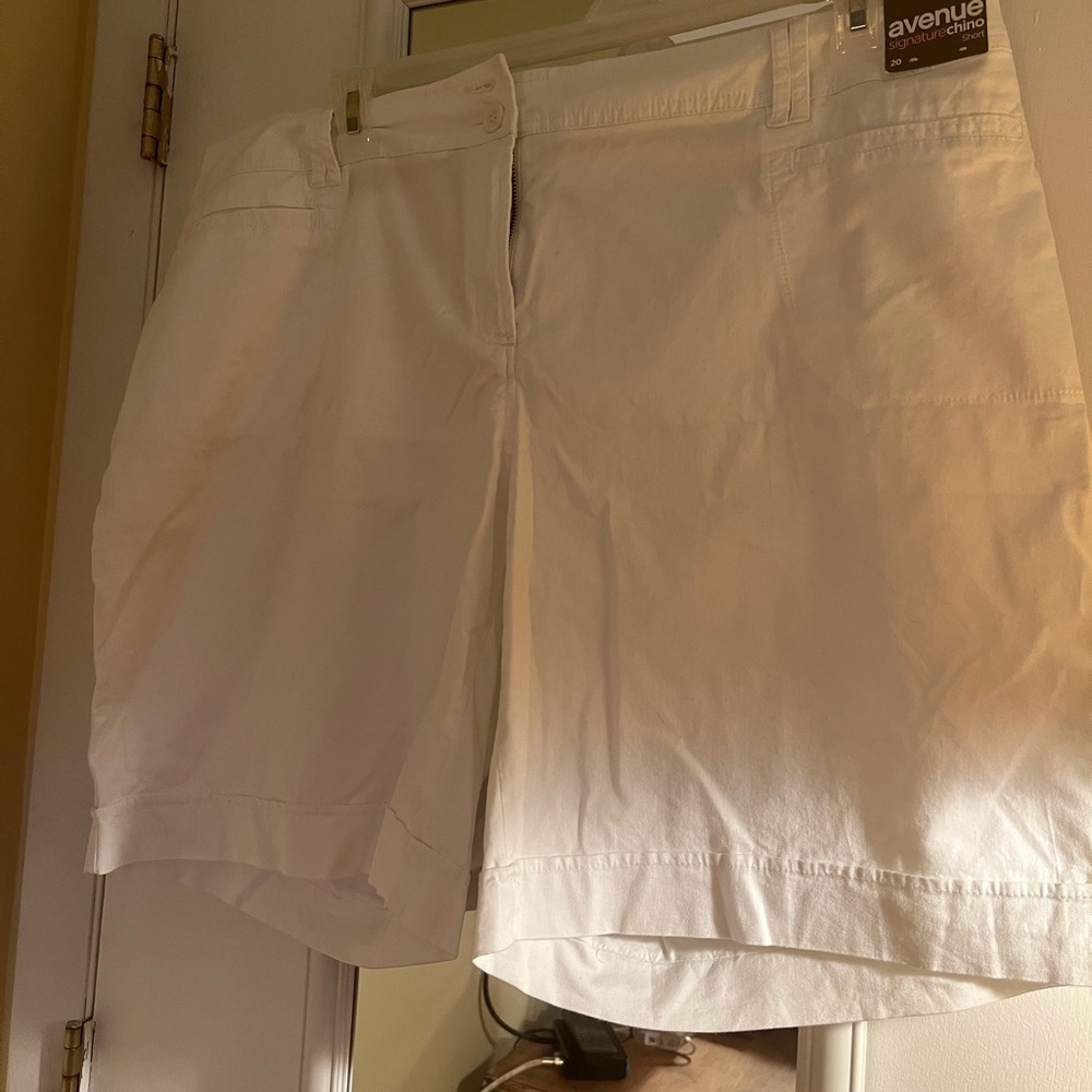 NWT Avenue Shorts